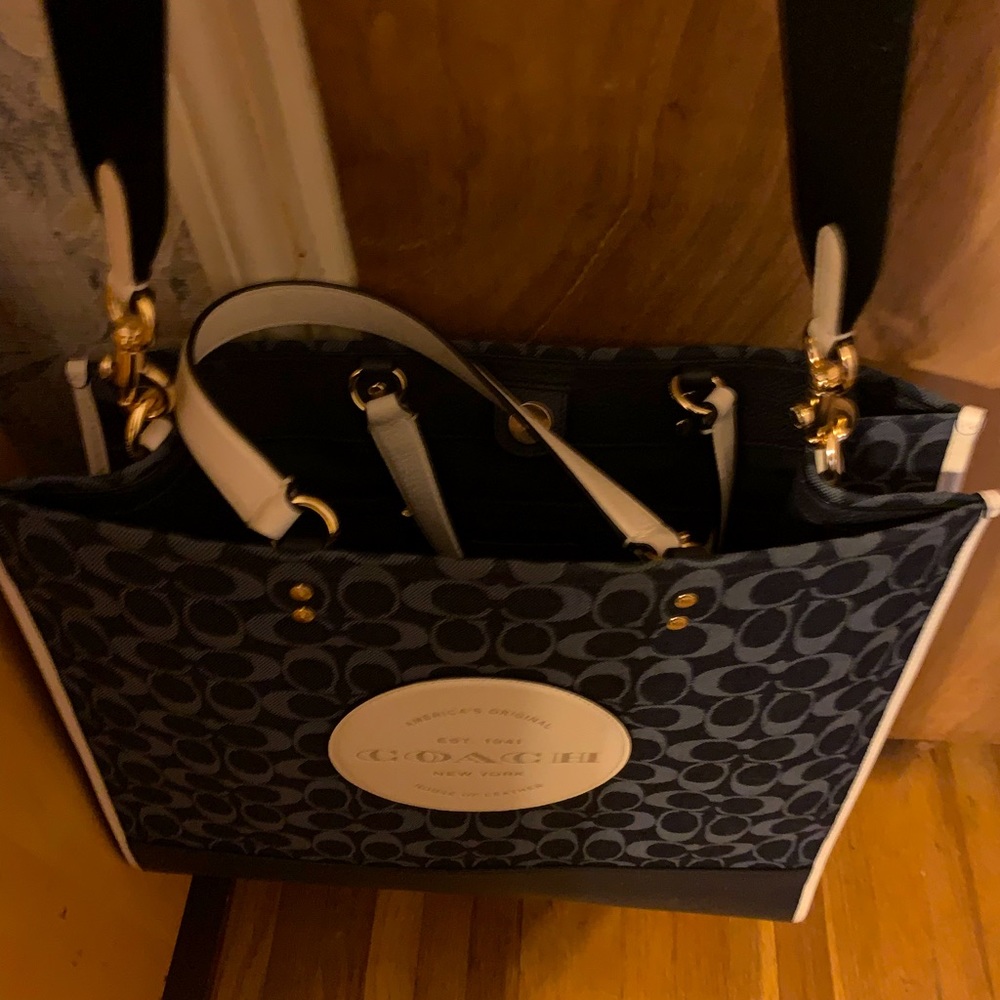 Authentic brand new large Coach bag. Never used. Excellent condition.